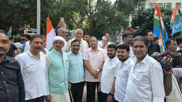 वोट चोरी के खिलाफ राहुल गांधी के आह्वान पर दिल्ली में पैदल मार्च, मथुरा से कांग्रेस कार्यकर्ता हुए शामिल।