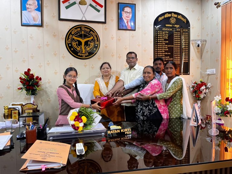 कक्षा आठ की तनिशा बनीं एक दिन की बीएसए, विभागीय फाइलों पर किए हस्ताक्षर।