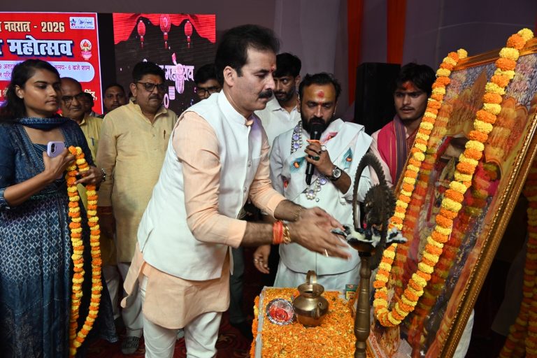 विंध्य महोत्सव के द्वितीय दिवस सांस्कृतिक कार्यक्रम का मा0 सदस्य विधान परिषद ने दीप प्रज्ज्वलित एवं देवी चित्र पर माल्यार्पण कर किया शुभारंभ।