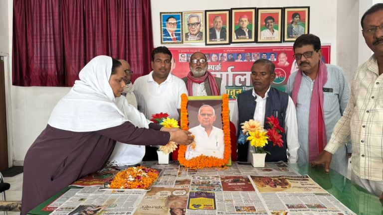 पूर्व सांसद बृजभूषण तिवारी की मनाई गई जयंती।