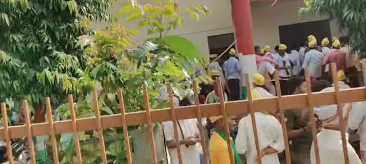 मिश्रिख तहसील में तोड़फोड़, डॉ. अजय पाल समेत नामजद और 400-500 अज्ञात पर मुकदमा।