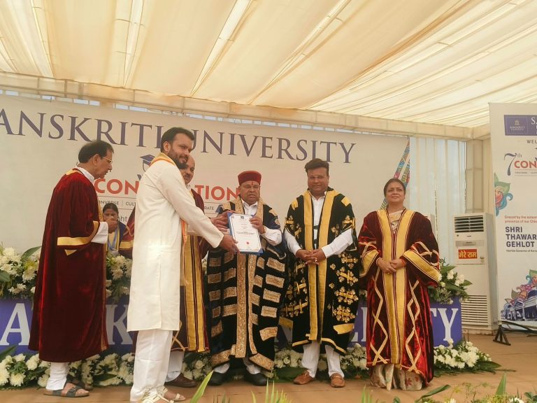 संस्कृति विवि में डिग्रियां और पदक पाकर विद्यार्थियों के चेहरे खिले
