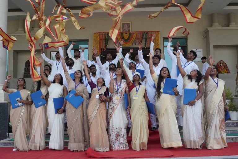 संस्कृति विवि के दीक्षांत समारोह में 2025 के उदीयमान विद्यार्थी सम्मानित।
