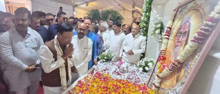 भाजपा राष्ट्रीय महामंत्री हरीश द्विवेदी की दिवंगत माताजी को प्रदेश अध्यक्ष पंकज चौधरी ने दी श्रद्धांजलि।