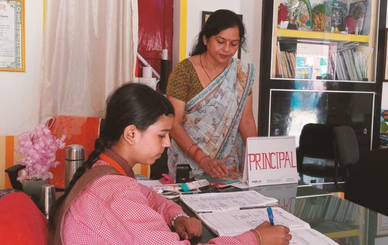 मिशन शक्ति फेज-6: पीएम श्री कंपोजिट रानी कर्णावती में एक दिन की प्रधानाध्यापक बनीं कक्षा 8 की छात्रा तमन्ना।