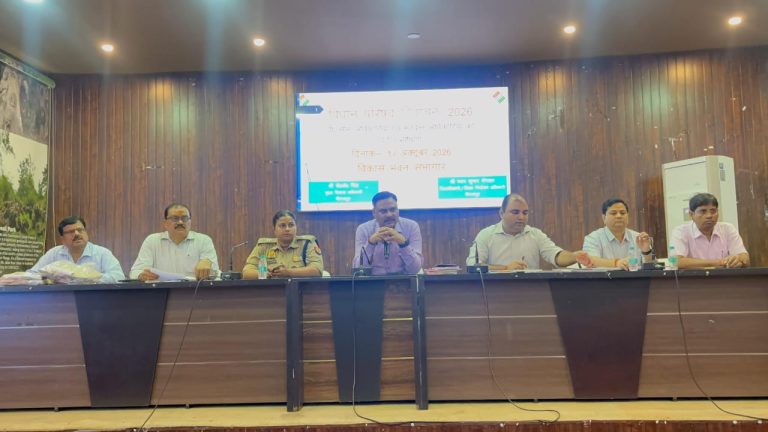 निर्वाचन प्रक्रिया में निष्पक्षता और पारदर्शिता बनाए रखें मतदान कार्मिक: जिलाधिकारी