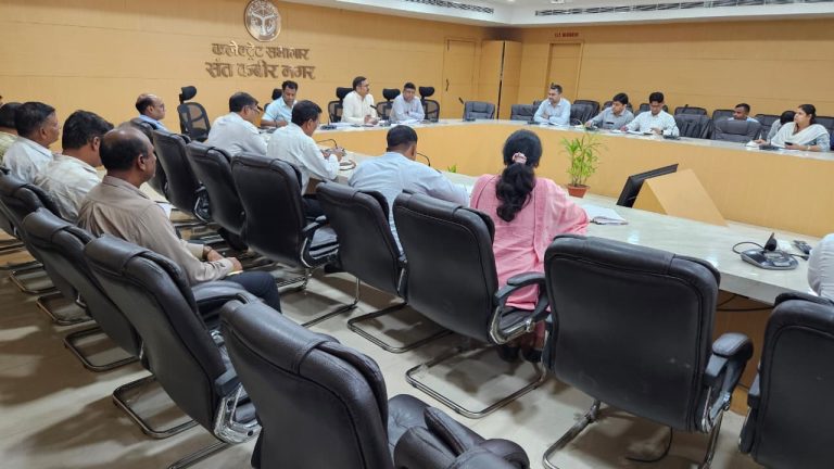 एडीएम की अध्यक्षता में आई0जी0आर0एस0, कर-करेत्तर एवं राजस्व विभाग की समीक्षा बैठक हुयी आयोजित।