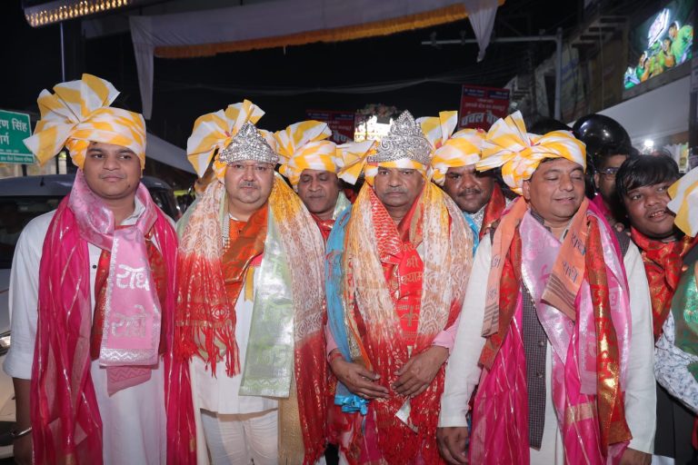 महाराजा अग्रसेन जयंती पर शिवासा हाइट्स के निदेशक कृष्णकांत गोयल बेरीवाल को मुकुट पहनाकर किया सम्मानित।