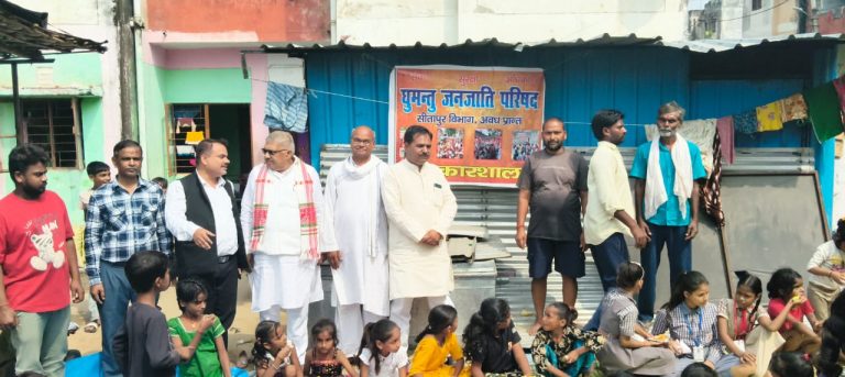 काशीराम कॉलोनी में घुमंतू विमुक्त जनजाति परिषद ने कराया कन्या भोज, 100 से अधिक बच्चियों को कराया भोजन।