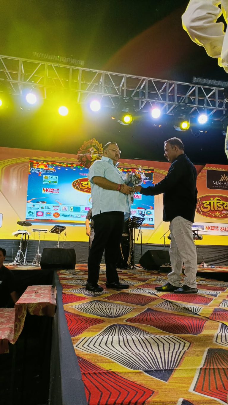 दैनिक जागरण डांडिया महोत्सव 2026: कृष्णकांत गोयल बेरीवाल का मंच पर भव्य सम्मान, शहर की बड़ी हस्तियां रहीं मौजूद।