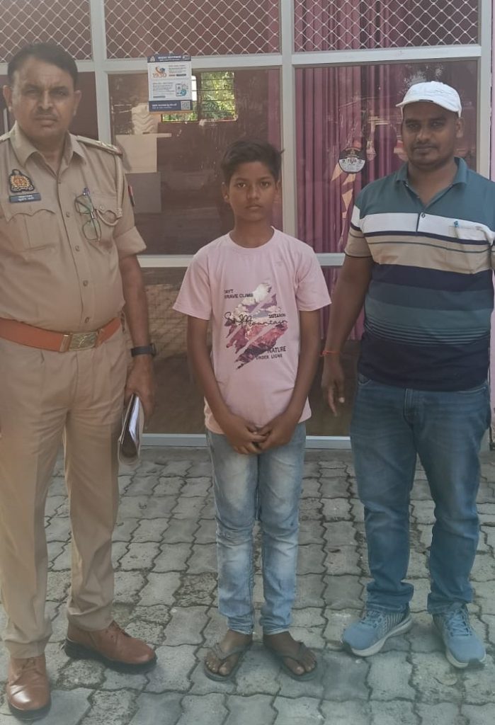 ऑपरेशन मुस्कान: गुमशुदा 13 वर्षीय बालक को पुलिस ने परिजनों से मिलाया।