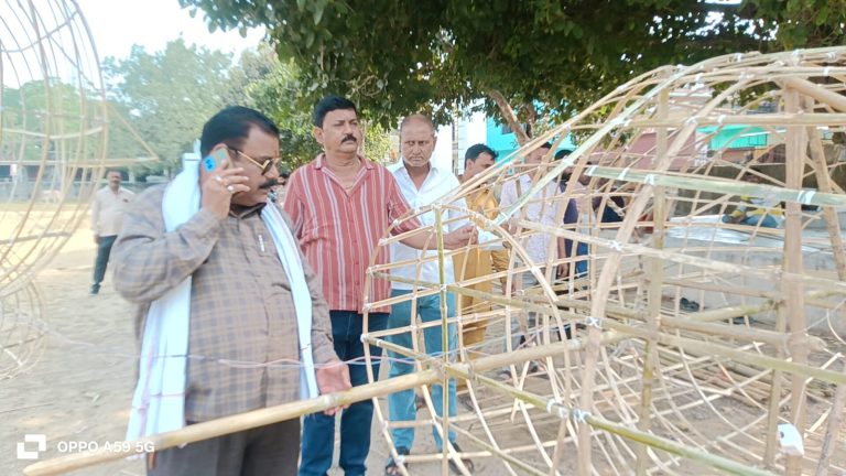 मजहब अलग, परंपरा एक! औरैया में मुस्लिम कारीगर बना रहे 60 फीट ऊंचा रावण, दहन आज।