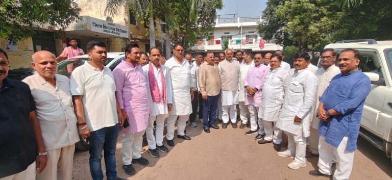 वित्तविहीन शिक्षकों की बैठक को लेकर हंगामा, सपा प्रत्याशी लाल बिहारी यादव पहुंचे डीआईओएस कार्यालय।