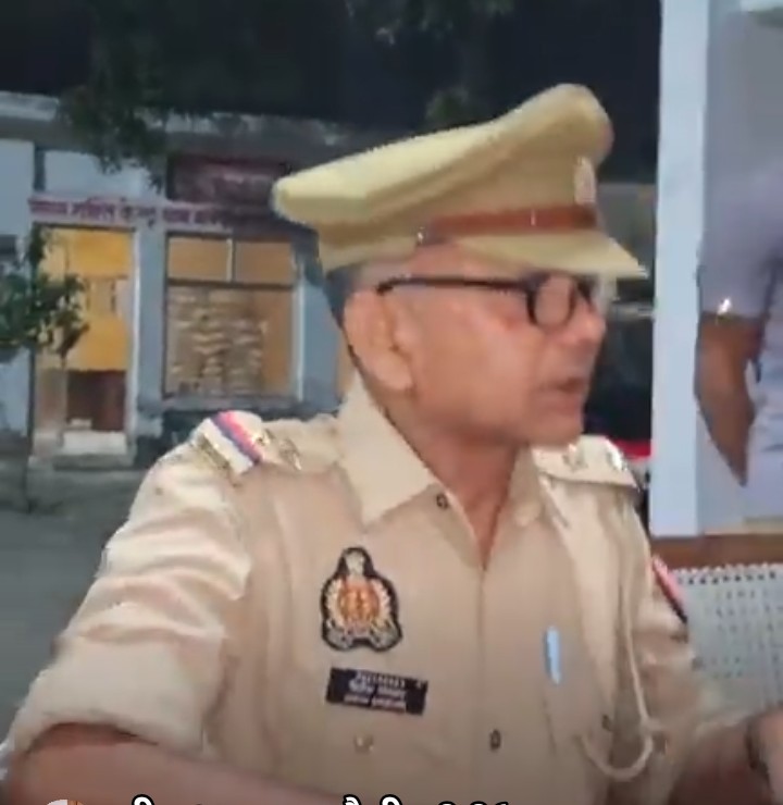 चक्रवात में गिरे बबूल के पेड़ों की लकड़ी ले जा रहे किसान के दो ई-रिक्शों का चालान, विधायक ने जताई नाराजगी।