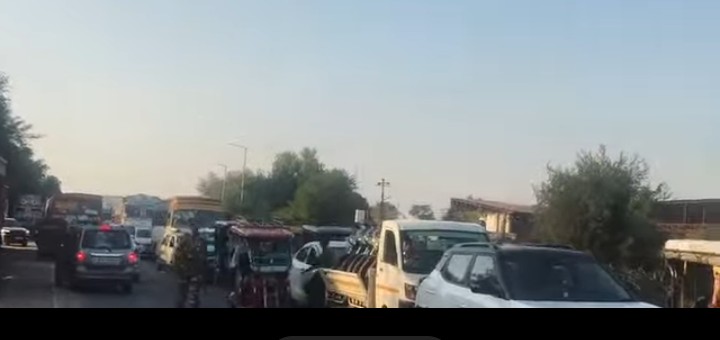 सीतापुर: खैराबाद के जमैयतपुर के पास भीषण जाम, हाईवे पर फंसी न्यायाधीश की गाड़ी।