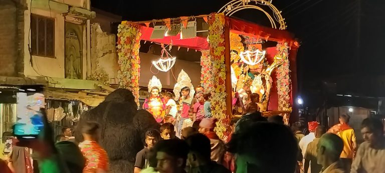 कुदरहा में शांतिपूर्ण माहौल में संपन्न हुआ दुर्गा प्रतिमा विसर्जन।