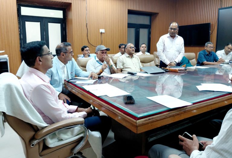 एसआरएन अस्पताल के उन्नयन एवं मरीजों को बेहतर स्वास्थ्य सुविधाएं उपलब्ध कराने के लिए मंडलायुक्त ने की समीक्षा बैठक, समयबद्ध सुधार के निर्देश।