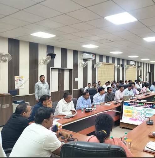 जनगणना-2027 की तैयारियों को लेकर डीएम ने की समीक्षा बैठक।