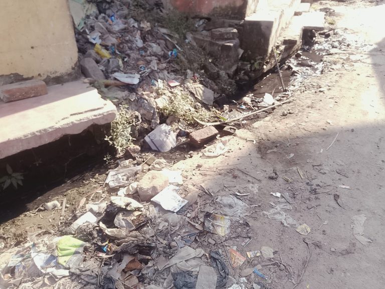मिश्रिख की ग्राम पंचायत में विकास कार्यों पर उठे सवाल।
