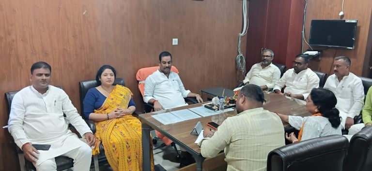 गोरखपुर स्नातक एमएलसी चुनाव को लेकर भाजपा की अहम बैठक, संतोष सिंह ने तैयारियों की समीक्षा कर दिए दिशा-निर्देश।