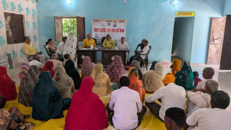 विकासखंड बेलहर के रमवापुर में सोशल ऑडिट की खुली बैठक में फूटा मनरेगा घोटाले का भांडा।