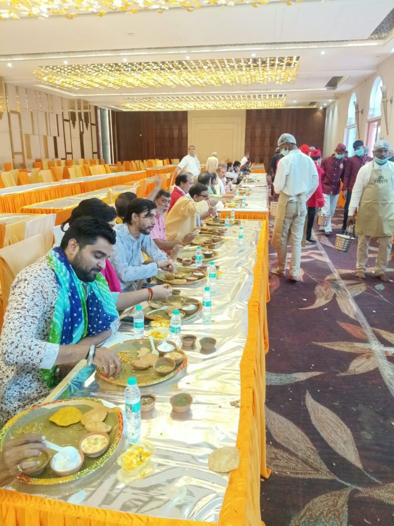 स्वीटी बाय एम.आर. ग्रुप के संस्थापक स्व. श्री सुरेश चंद्र अग्रवाल जी की 75वीं जयंती हीरक जयंती के रूप में मनाई, परिडेय गार्डन में 551 संतों को प्रसादी।