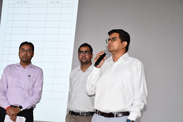 मतदाता सूची को त्रुटिरहित बनाने में लापरवाही न बरतें बीएलओ : जिलाधिकारी
