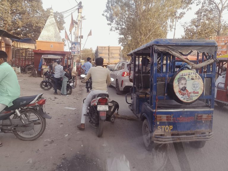 मिश्रिख के नहर चौराहे पर जाम से लोग परेशान, पुलिस की कार्यशैली पर उठे सवाल।