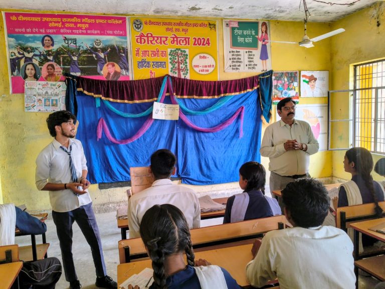 विद्यार्थियों को समझाई मतदान प्रक्रिया, फॉर्म-6 से नाम जुड़वाने की दी जानकारी।