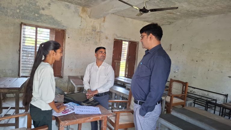 विशेष बूथ दिवस पर एसडीएम ने किया मतदान केंद्रों का निरीक्षण, बीएलओ को दिए आवश्यक निर्देश।