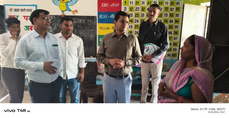 विशेष बूथ दिवस पर डीएम ने किया बूथों का निरीक्षण, मतदाता सूची दुरुस्त करने के दिए निर्देश।