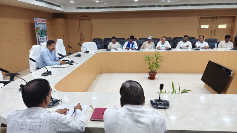 उप जिला निर्वाचन अधिकारी की अध्यक्षता में मतदेय स्थलों के संभाजन के संबंध में मान्यता प्राप्त राजनैतिक दलों के साथ बैठक हुई आयोजित।