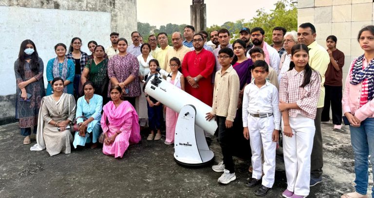 शरद पूर्णिमा पर लखनऊ विश्वविद्यालय में चंद्रमा और शनि का कराया अवलोकन।