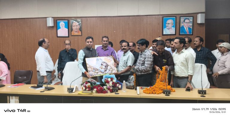 अपर जिलाधिकारी का विदाई समारोह कलेक्ट्रेट सभागार में हुआ आयोजित।