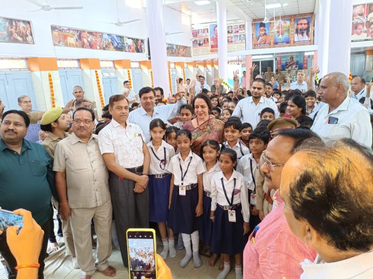 हेमा मालिनी ने सरस्वती शिशु मंदिर में सौर संयंत्र का किया शुभारंभ।
