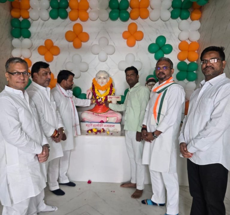 महर्षि वाल्मीकि जयंती पर कांग्रेसियों ने अर्पित की पुष्पांजलि।