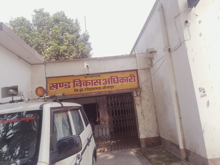 गोदालामऊ ब्लॉक में कथित बिचौलियों की सक्रियता पर उठे सवाल।