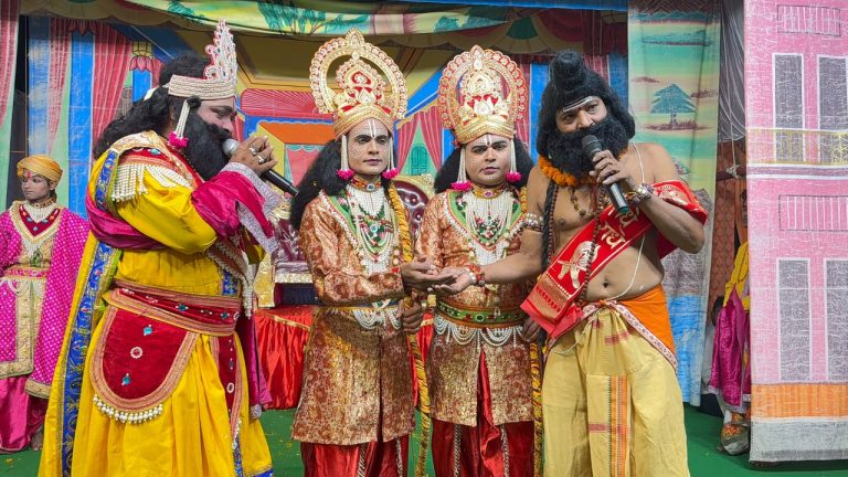राम के जन्म होते ही पूरा पंडाल जय श्री राम के नारों से गूजा।