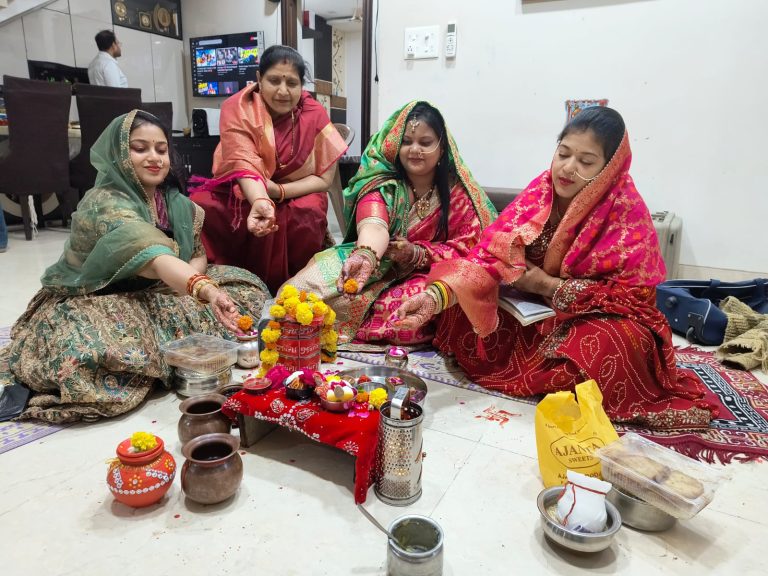 राधा ऑर्किड में सामूहिक रूप से मनाया गया करवा चौथ पर्व।
