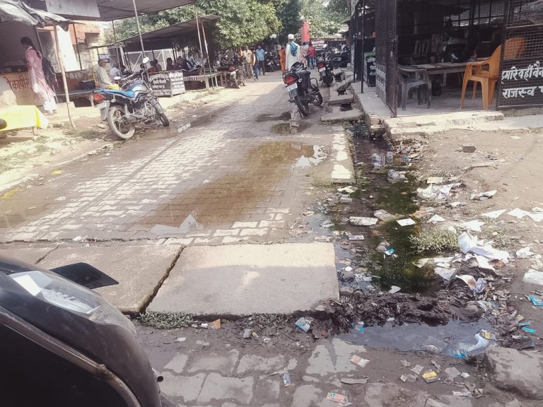 मिश्रिख तहसील परिसर में गंदगी का अंबार, सफाई व्यवस्था पर उठे सवाल।