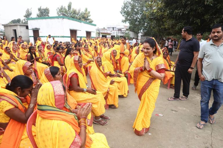 मंगल कलश यात्रा से भक्तिमय हुआ सेमरहना, जय श्रीराम के उद्घोष से गूंजा गांव।