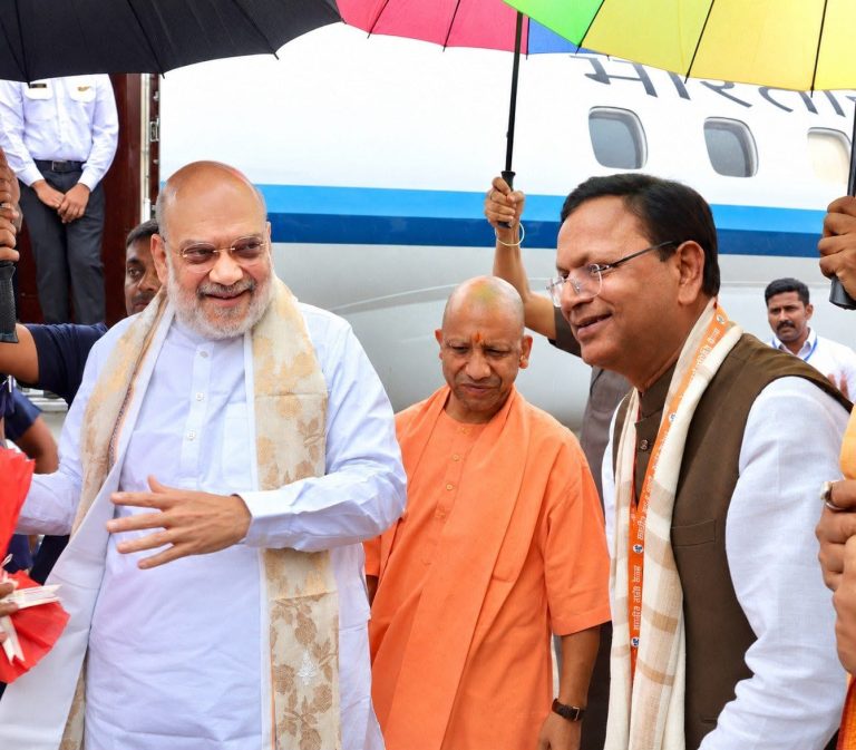 लखनऊ: अमित शाह और योगी आदित्यनाथ की मौजूदगी में बीजेपी प्रदेश कार्यसमिति की बैठक शुरू।