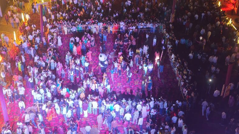 दुर्गा पूजा मेले में सुरक्षा व्यवस्था को लेकर पुलिस अलर्ट, ड्रोन से हुई निगरानी।