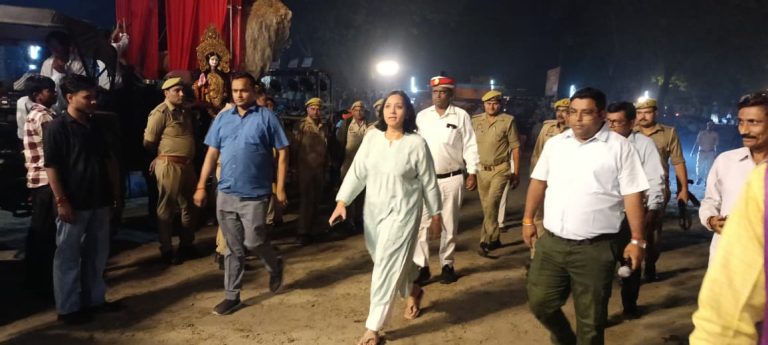 दुर्गा प्रतिमा विसर्जन की निगरानी में देर रात तक डटे रहे डीआईजी, डीएम और एसपी।