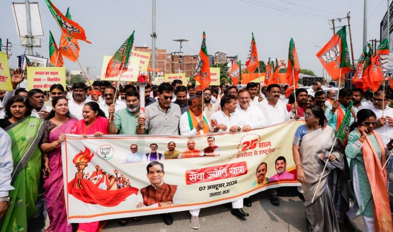 मऊ में ए.के. शर्मा ने प्रधानमंत्री मोदी के 25 वर्ष के सार्वजनिक जीवन को बताया प्रेरणादायी।