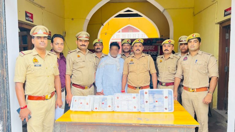 सोने की ईंट बताकर सर्राफ से ठगी करने वाला शातिर टप्पेबाज गिरफ्तार, 18.50 लाख रुपये और 217.48 ग्राम आभूषण बरामद।