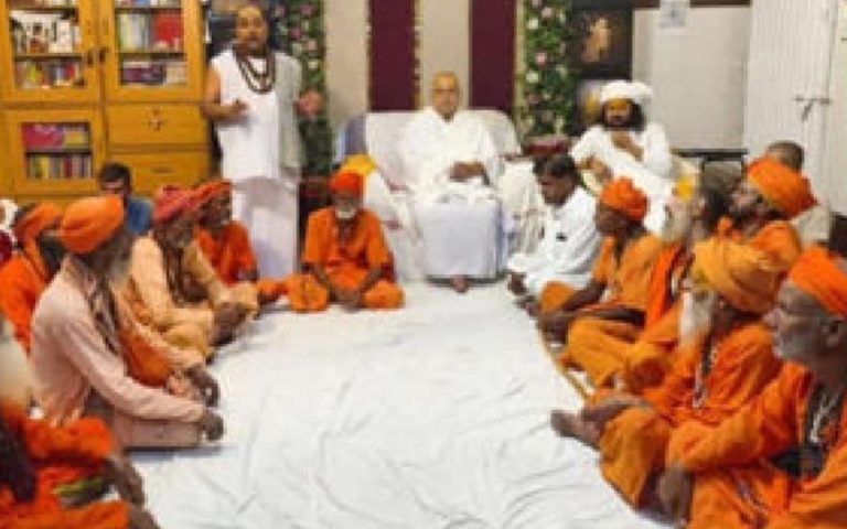 प्रेमानंद महाराज के शिष्य की मौत पर संतों ने उठाए सवाल, उच्च स्तरीय जांच की मांग।